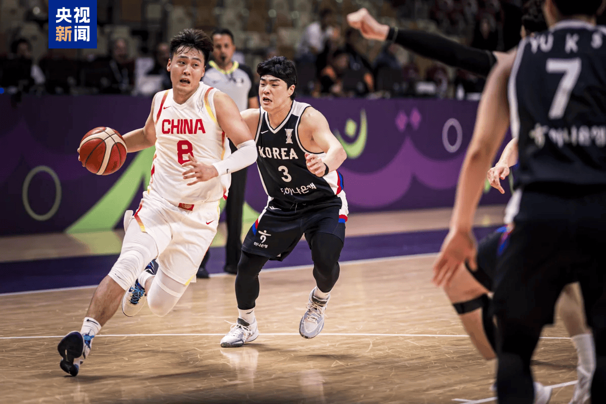 BTi体育-国际篮球联赛进行中，球员们竞技矩极(在国际篮联的正式比赛中所有队员必须使用什么号的号码)